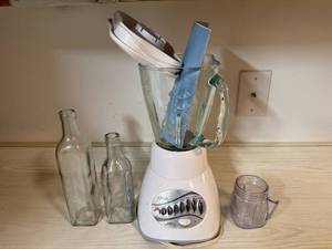 lot 245 image: Oster 16-Speed Blender with Glass Jar and Accessories