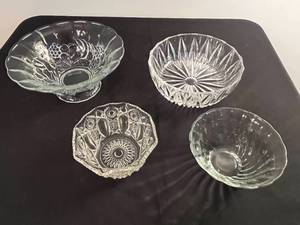 lot 252 image: Set of 4 Vintage Pressed Glass Serving Bowls Assorted Patterns