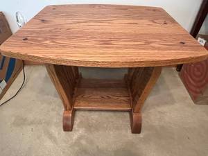 lot 254 image: Amish Made Solid Oak End Table with Lower Shelf, 23x26x21 Inches