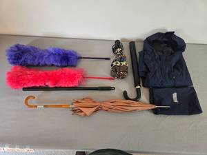 lot 261 image: Set of 2 Feather Dusters, 2 Umbrellas, and 32 Degrees Cool Jacket Size Large
