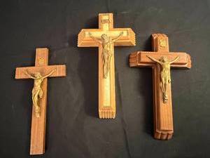 lot 272 image: Set of 3 Vintage Wooden Crucifixes with Brass Jesus Figures