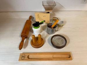 lot 274 image: Collection of Vintage and Modern Kitchen Tools and Utensils