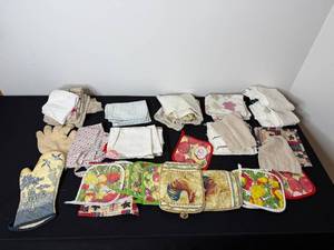 lot 281 image: Collection of Kitchen Towels, Pot Holders, and Oven Mitts