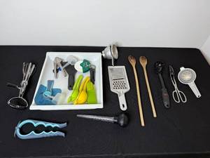 lot 284 image: Collection of Assorted Kitchen Utensils and Gadgets