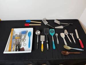 lot 285 image: Assorted Kitchen Utensils and Bakeware Tools Collection