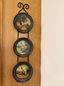 lot 287 image: Set of 3 Decorative Rooster Wall Plates with Metal Holder
