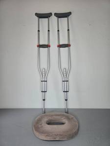 lot 289 image: Adjustable Aluminum Crutches with Foam Donut Cushion