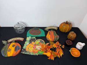 lot 307 image: Collection of Fall and Thanksgiving Decor Items