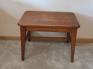 lot 322 image: Wooden Rectangular Bench 22x15x17 Inches