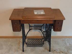 lot 325 image: Antique Singer Treadle Sewing Machine with Cast Iron Base and Wooden Cabinet