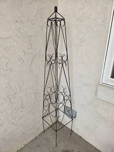lot 346 image: Metal Garden Trellis with Decorative Scrollwork