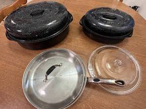 lot 358 image: Collection of 2 Graniteware Roasters and Farberware Stainless Steel Pan with Lids