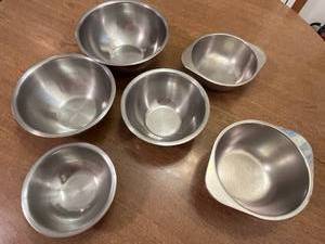 lot 359 image: Set of Stainless Steel Mixing Bowls