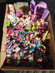 lot 39 image: Polly Pocket dolls and accessories