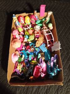 lot 41 image: Strawberry Shortcake, Polly Pocket and other mini dolls and accessories
