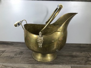 lot 273 image: Vintage Large Brass Scuttle Coal Bucket With Delft Porcelain Handles Lion Heads