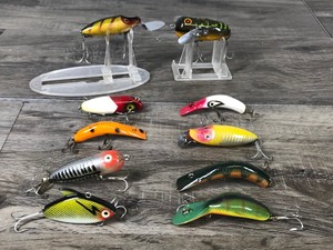 lot 328 image: Lot of 10 Collectible Fishing Lures - Heddon - Sounth Bend - Lazy Ike  - see description for more info