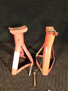 lot 65 image: 2 Jack stands