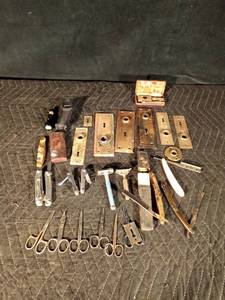 lot 54 image: Vintage brass door knob plates, vintage scissors, vintage razors and more