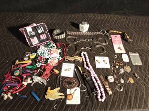 lot 38 image: Lot of jewelry, lighter, handcuffs