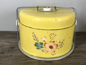 lot 357 image: Vintage Cake and Pie Carrier