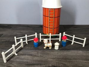 lot 377 image: Vintage 1986 Fisher Price Little People Play Family Farm Silo with Accessories Vintage