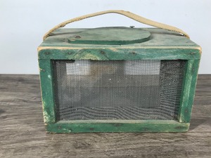 lot 392 image: Vintage Wooden Screened Cage with handle and opening on Top