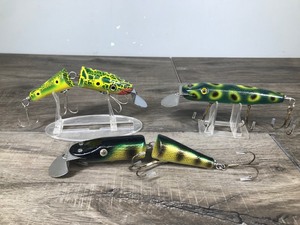lot 413 image: 3 - Large Collectible Wooden Creek Chub Pikie Fishing Lures