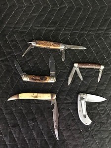 lot 83 image: Lot of 5 Collectible Pocket Knives - Browning - Camillus New York USA (Fishermans Luck Hook Remover) - Camillus USA - Colt CT209 - Unable to read name on one of them