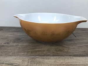 lot 151 image: Vintage Pyrex Glass Mixing Bowl #444 Early American Cinderella 4 Quart