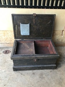 lot 10 image: Vintage Wooden Trunk