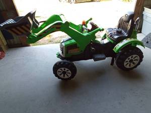 lot 22 image: Kingdom childs riding tractor with front end loader with charger - WORKS