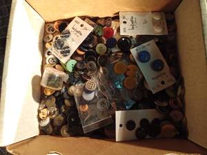 lot 134 image: Flat of vintage buttons