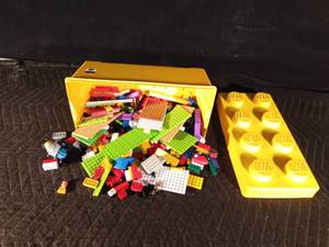 lot 128 image: Lego container of Legos