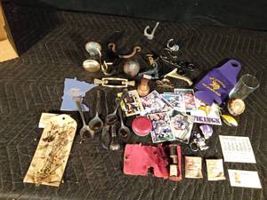 lot 105 image: A lot of collectibles