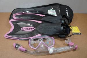 lot 53 image: Cressi Adult Rondine Palau Fin Snorkel Set - Fin Size SM