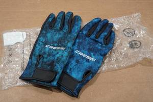 lot 52 image: Cressi Camouflage Patterned Spearfishing Gloves - XL