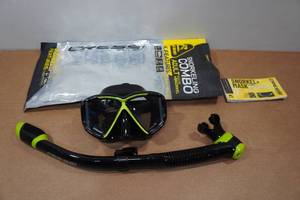 lot 59 image: Cressi Pano 4 Snorkel Set