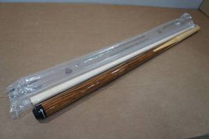 lot 10 image: Players 21oz Pool Cue