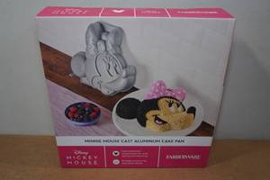 lot 103 image: Farberware Minnie Mouse Cast Aluminum Cake Pan