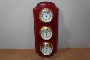 lot 105 image: Sunbeam Barometer with Key