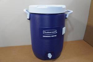 lot 132 image: Rubbermaid 2 Gallon Drinking Water Cooler