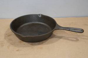 lot 209 image: Lodge 8 Cast Iron Skillet