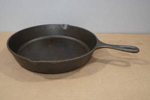 lot 210 image: Lodge 10.5 Cast Iron Skillet