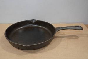 lot 211 image: Vintage Bejamin & Medwin 11.5 Cast Iron Skillet