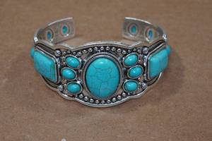 lot 223 image: Turquoise Bracelet