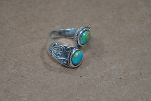 lot 224 image: Turquoise Jaded Ring