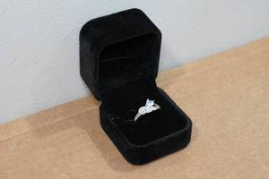 lot 227 image: Elegant Spring Fashion Ring - Fits Like Size 8