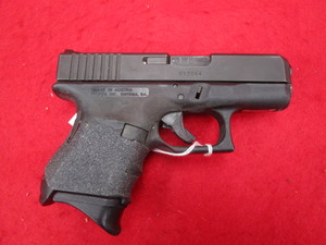 lot 28 image: Clock 26 9mm Pistol