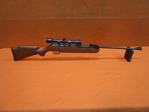 lot 103 image: Crosman Quest 1000X Pellet Rifle wCrosman 4X32 Scope